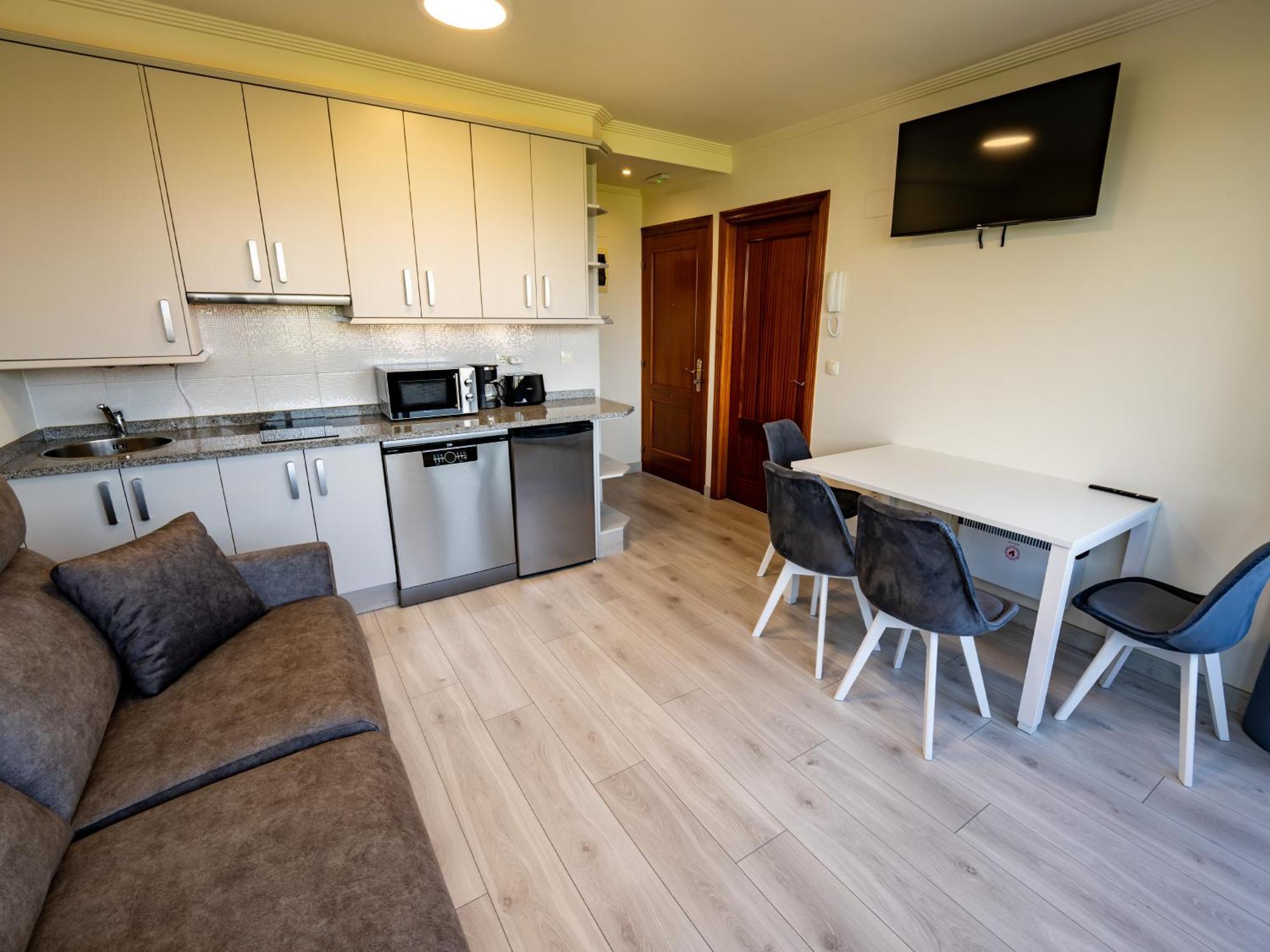 Apartamentos Turisticos Palacio De Meras 蒂内奥 外观 照片